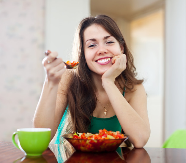 donna-in-buona-salute-che-mangia-insalata-vegetariana_1398-3599.jpg
